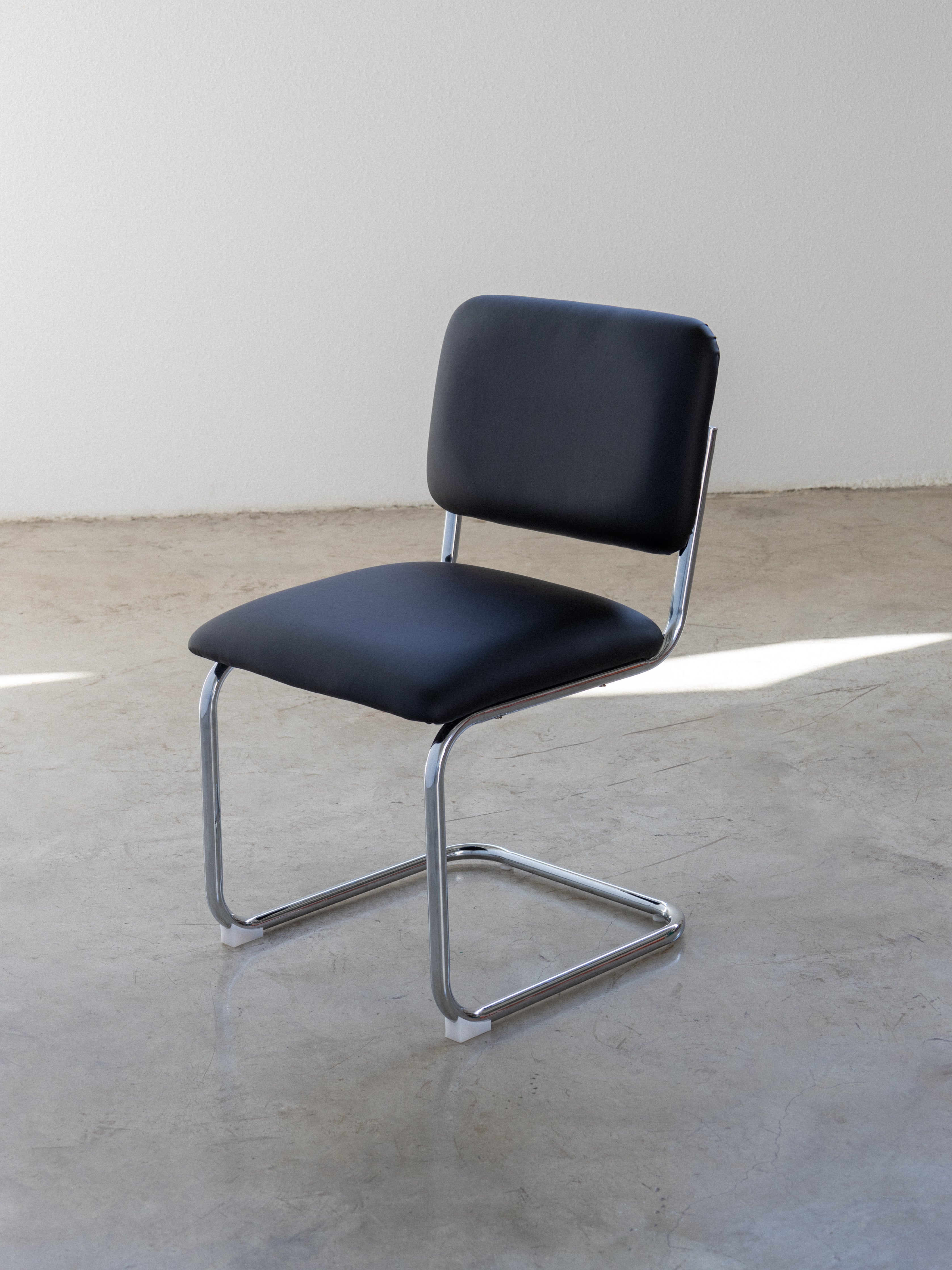 Cantilever Chair S 32 Leather Office Chair UAE | Forma