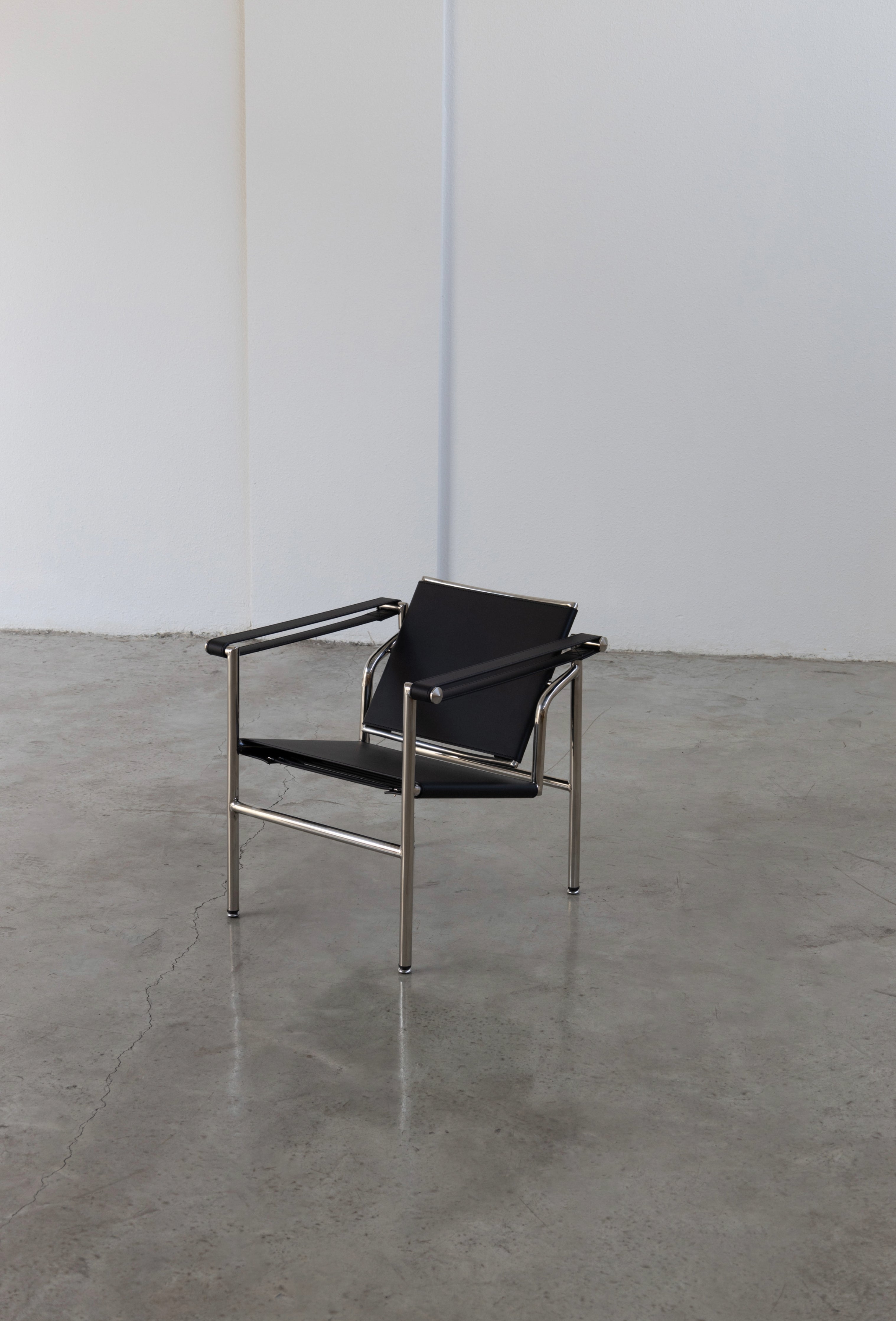 Explore the Basculant Chair by Le Corbusier, first exhibited in 1929. This stylish, vintage design combines timeless elegance with exceptional comfort.