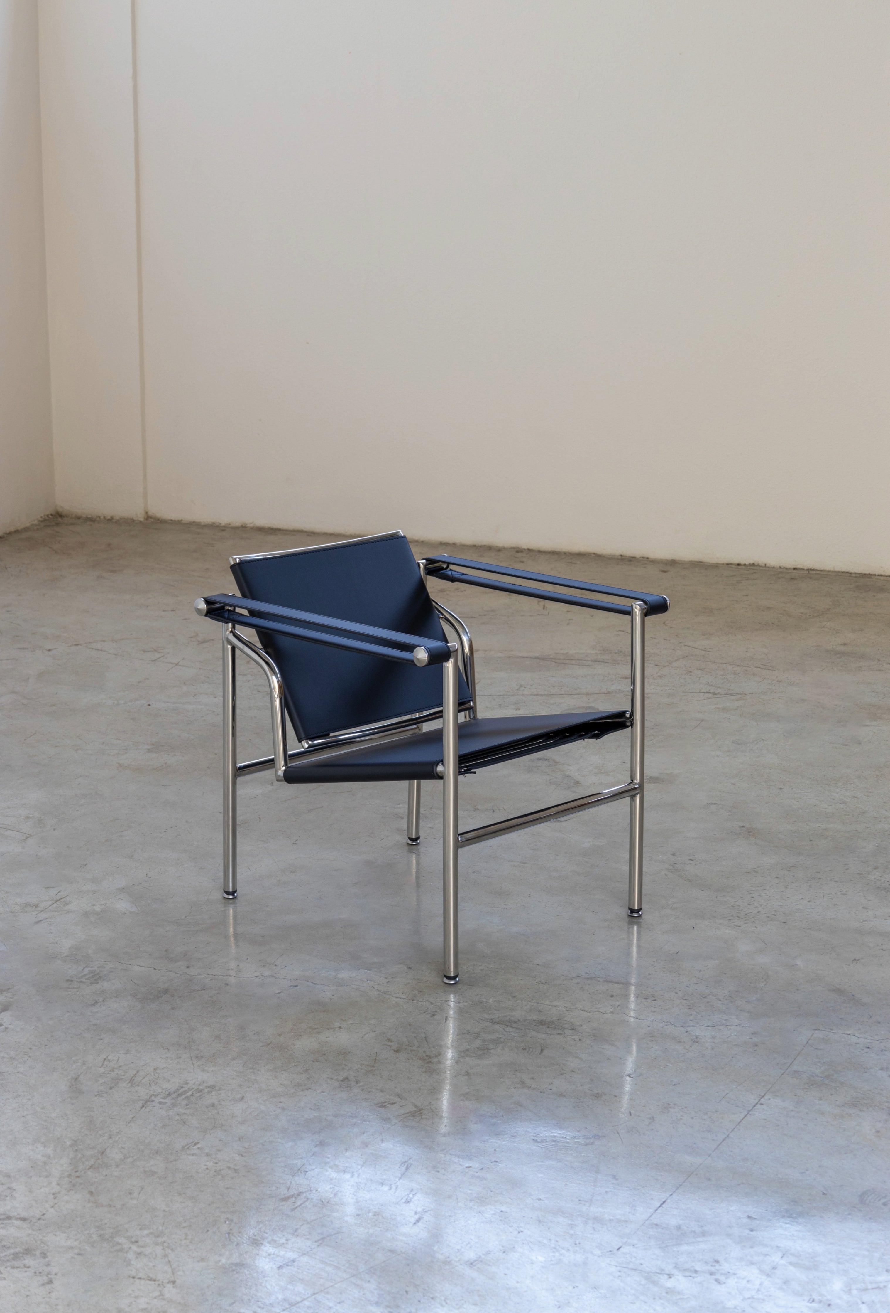 Explore the Basculant Chair by Le Corbusier, first exhibited in 1929. This stylish, vintage design combines timeless elegance with exceptional comfort.