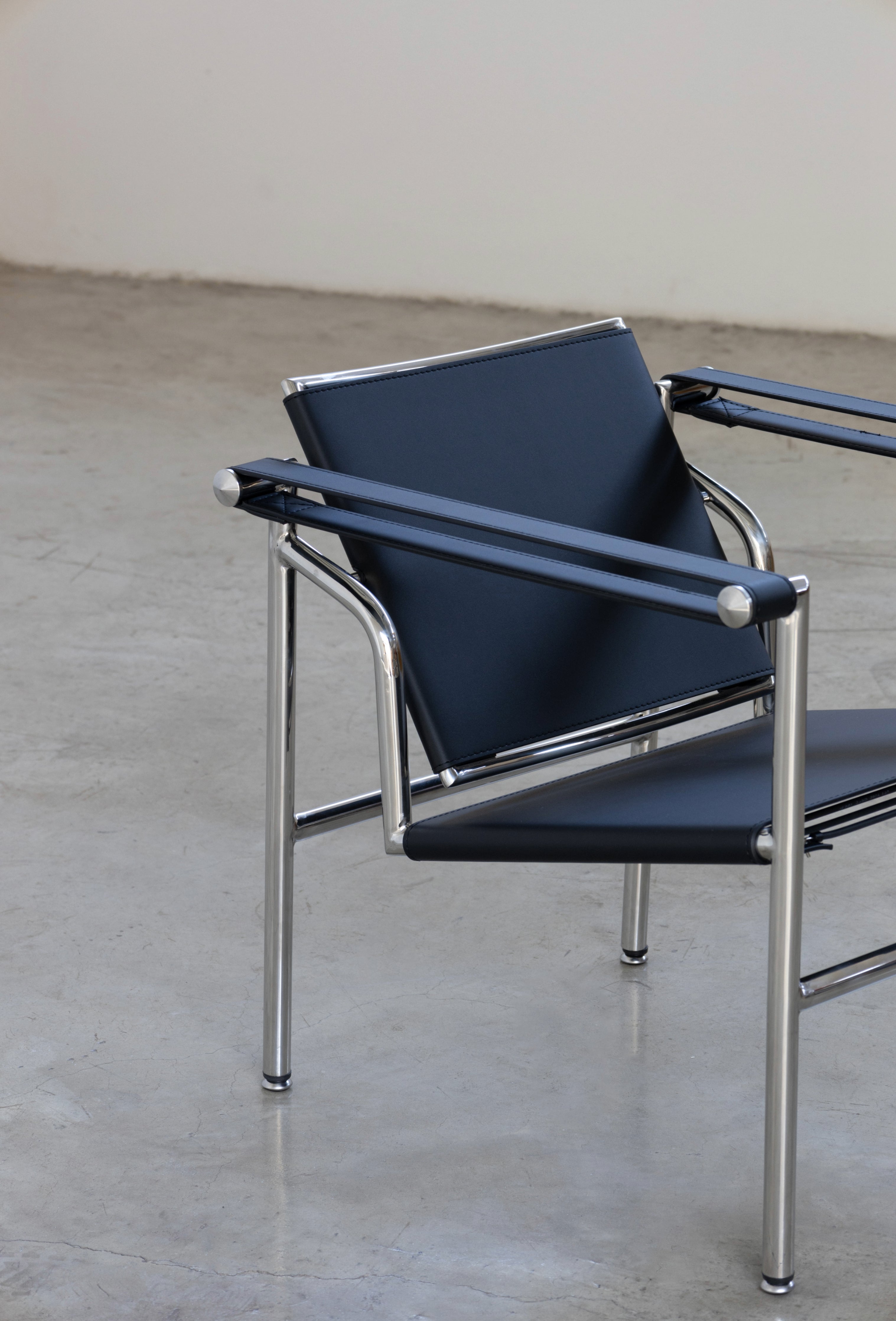 Explore the Basculant Chair by Le Corbusier, first exhibited in 1929. This stylish, vintage design combines timeless elegance with exceptional comfort.