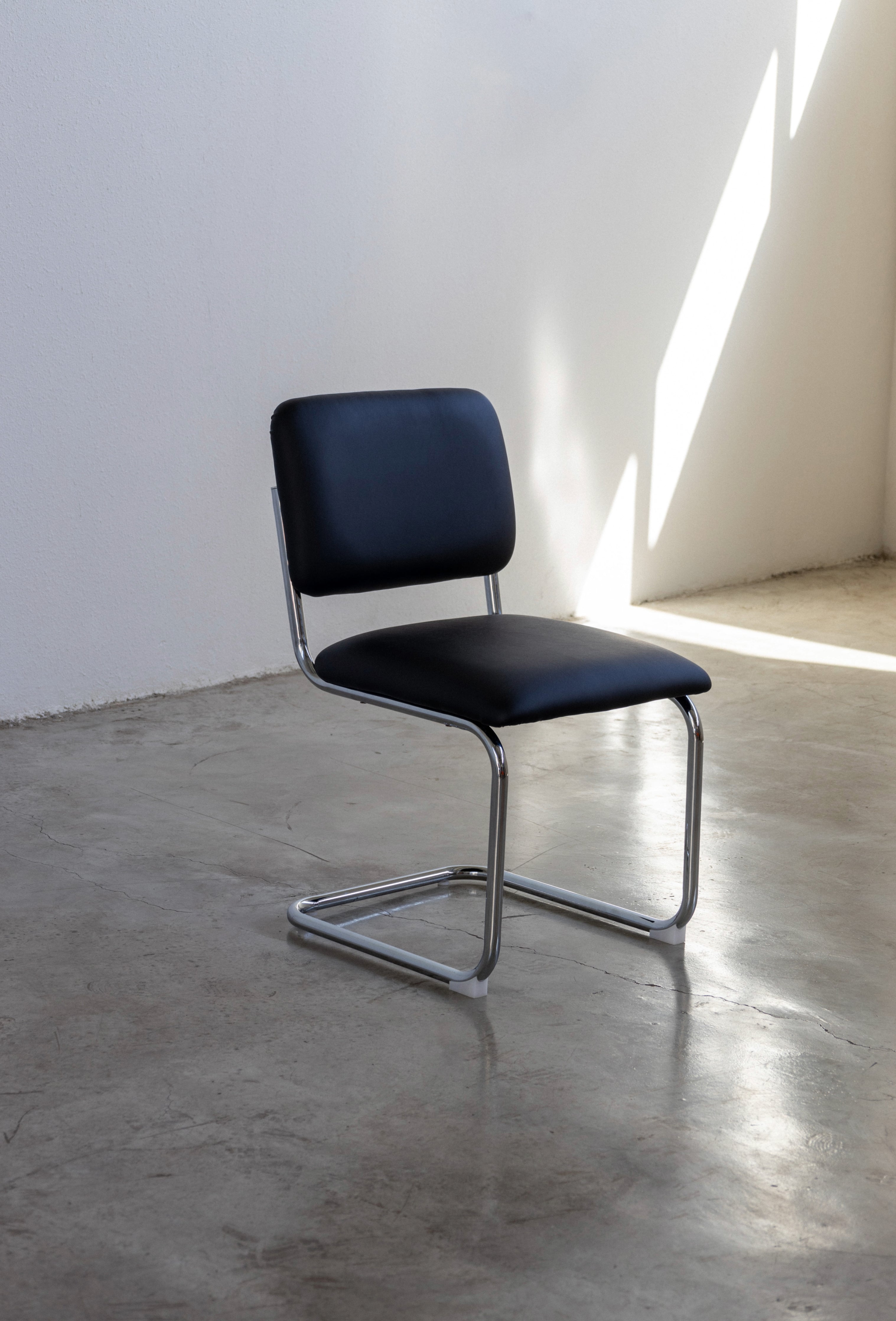 Cantilever Chair S 32 Leather Office Chair UAE | Forma