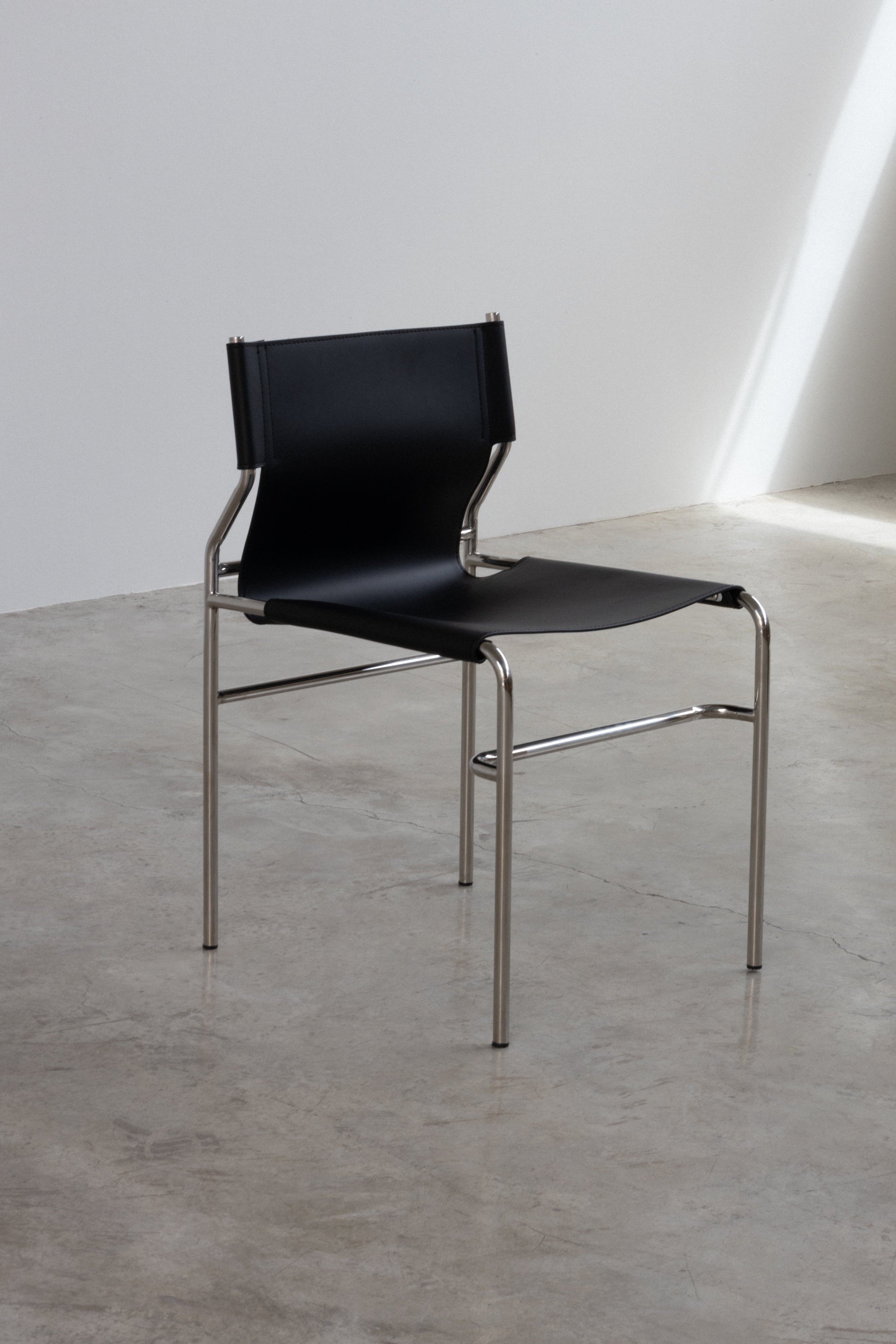 Surf Sling Chair Modern Relax Lounge Seating UAE | Forma LEATHER CHAIR