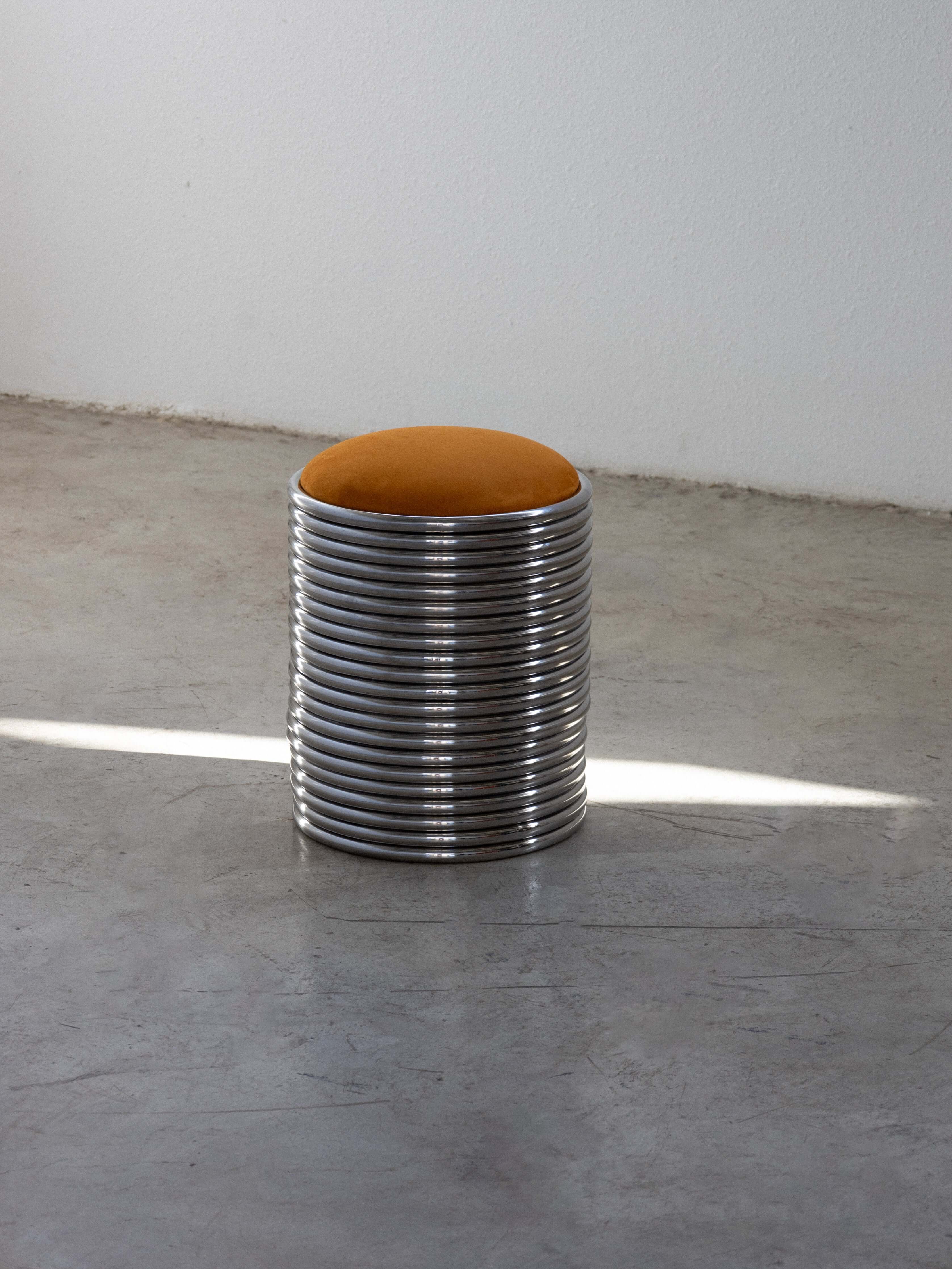 Rings Stool in orange – Minimalist stainless-steel stool with sleek cylindrical design, 40 cm high and 34 cm in diameter, perfect for contemporary interiors.